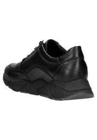 Sneaker in pelle nera con una suola in gomma spessa e testurizzata e un design curvo. Presenta lacci e un collare imbottito per il comfort.