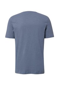 Niebieska koszulka z krótkim rękawem typu crew neck pokazana z tyłu na białym tle.
