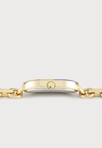 Montre-bracelet en métal doré avec un boîtier rond lisse, une lunette colorée et un bracelet à maillons. Comprend une couronne latérale pour le réglage.