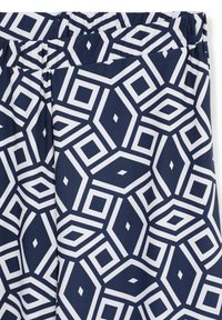 Shorts en tissu marine avec un motif géométrique blanc comprenant des losanges et des carrés. Taille élastique pour le confort. Texture lisse.