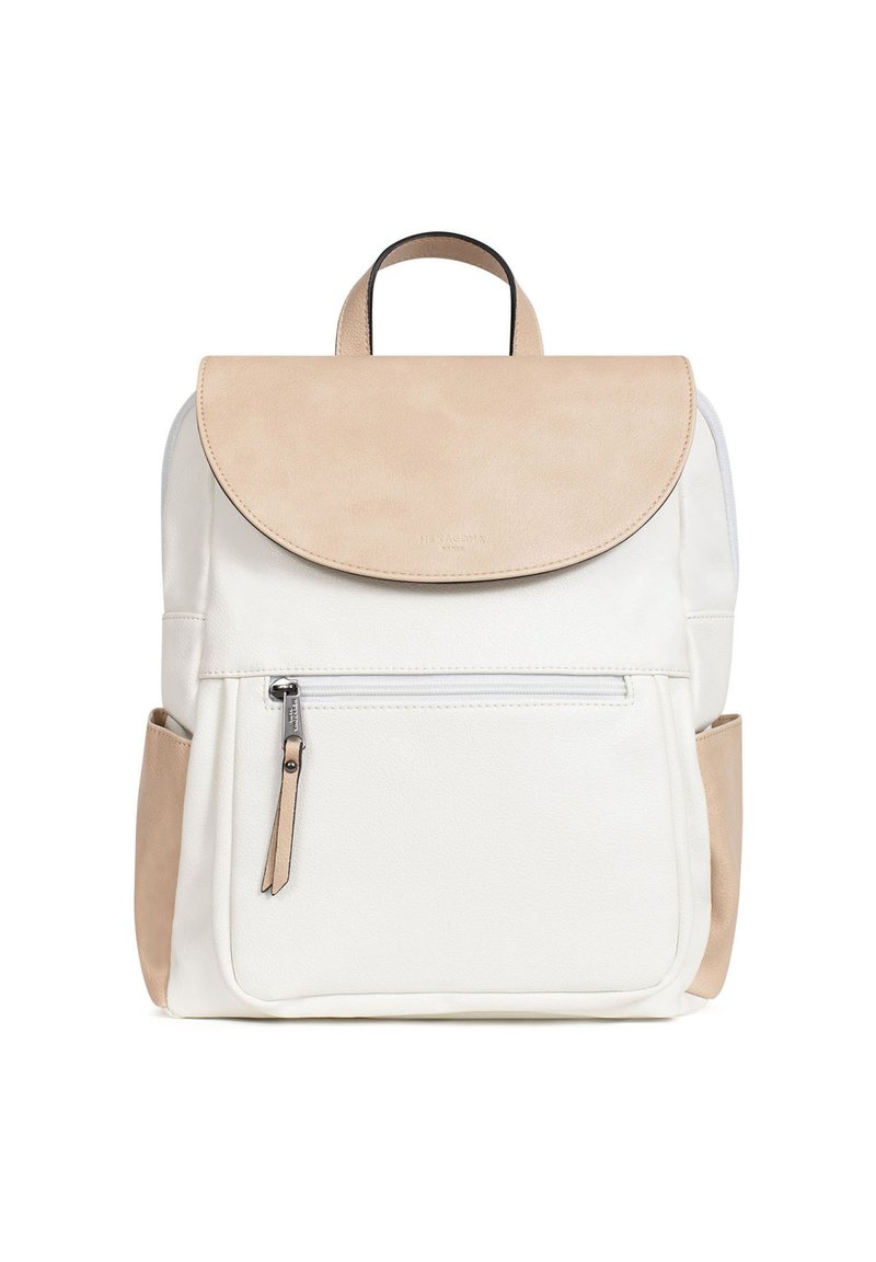 Zaino in pelle bianco con pattina beige, tasca frontale con zip e tasche laterali. Presenta una maniglia superiore e spallacci regolabili.