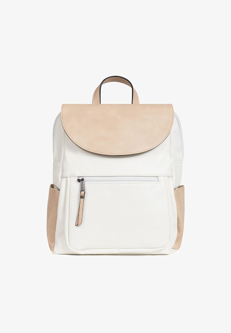 Witte leren rugzak met een beige klep, een ritsvak aan de voorkant en zijvakken. Voorzien van een handvat aan de bovenkant en verstelbare schouderbanden.