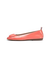 Bailarina de charol de color coral con un acento redondeado y brillante en la puntera, perfil esbelto y un tacón trasero ligeramente elevado.