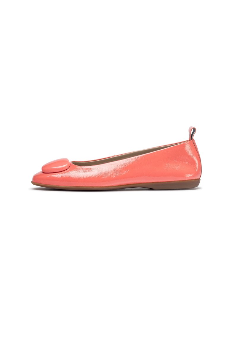 Bailarina de charol de color coral con un acento redondeado y brillante en la puntera, perfil esbelto y un tacón trasero ligeramente elevado.