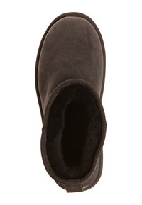 Schwarze Wildleder-Stiefelette mit abgerundetem Zeh und weicher schwarzer Innenausstattung. Das Obermaterial hat eine glatte Textur und eine Naht entlang der Kante.