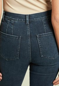 Next SINGLE BUTTON LIFT PETITE - Liibuvad teksad - inky blue