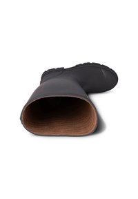 Botte en caoutchouc noire avec une large ouverture, semelle intérieure texturée marron foncé et semelle épaisse noire. L'intérieur présente une texture lisse semblable au bois foncé.