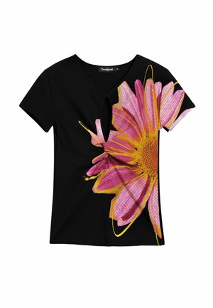 T-shirt nera a maniche corte con scollo rotondo e dettaglio a occhiello, con una grande grafica di un fiore rosa sul davanti.