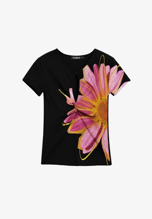 T-shirt nera a maniche corte con scollo rotondo e dettaglio a occhiello, con una grande grafica di un fiore rosa sul davanti.