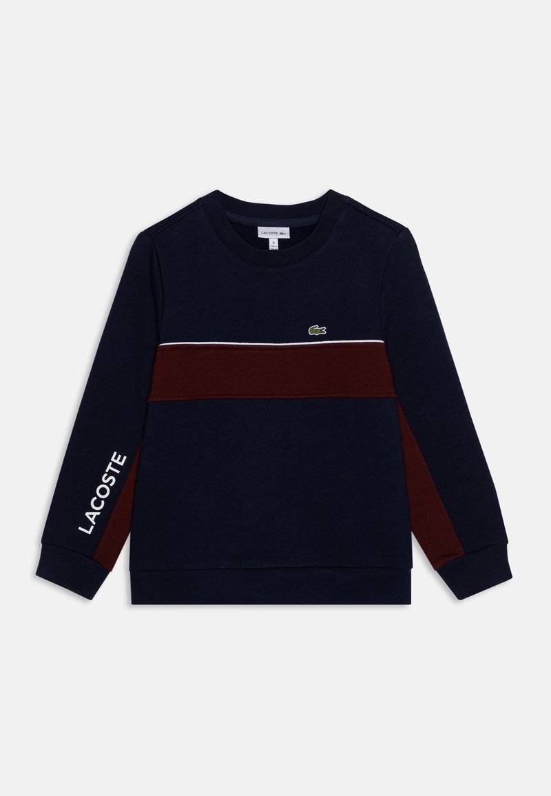 Marine sweatshirt med maroon vandret stribe, har hvid "LACOSTE" tekst på ærmet, grøn logo på brystet, ribbede ærmer og rund halsudskæring.