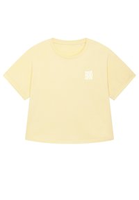 Geel, kortärmige T-shirt gemaakt van zachte katoen. Heeft een ronde hals en een wit bedrukt logo op de linkerkant van de borst.