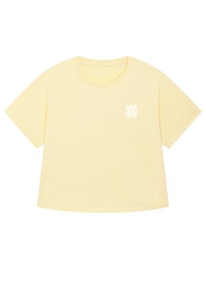 T-shirt jaune à manches courtes en coton doux. Présente un col rond et un logo imprimé blanc sur la zone gauche de la poitrine.