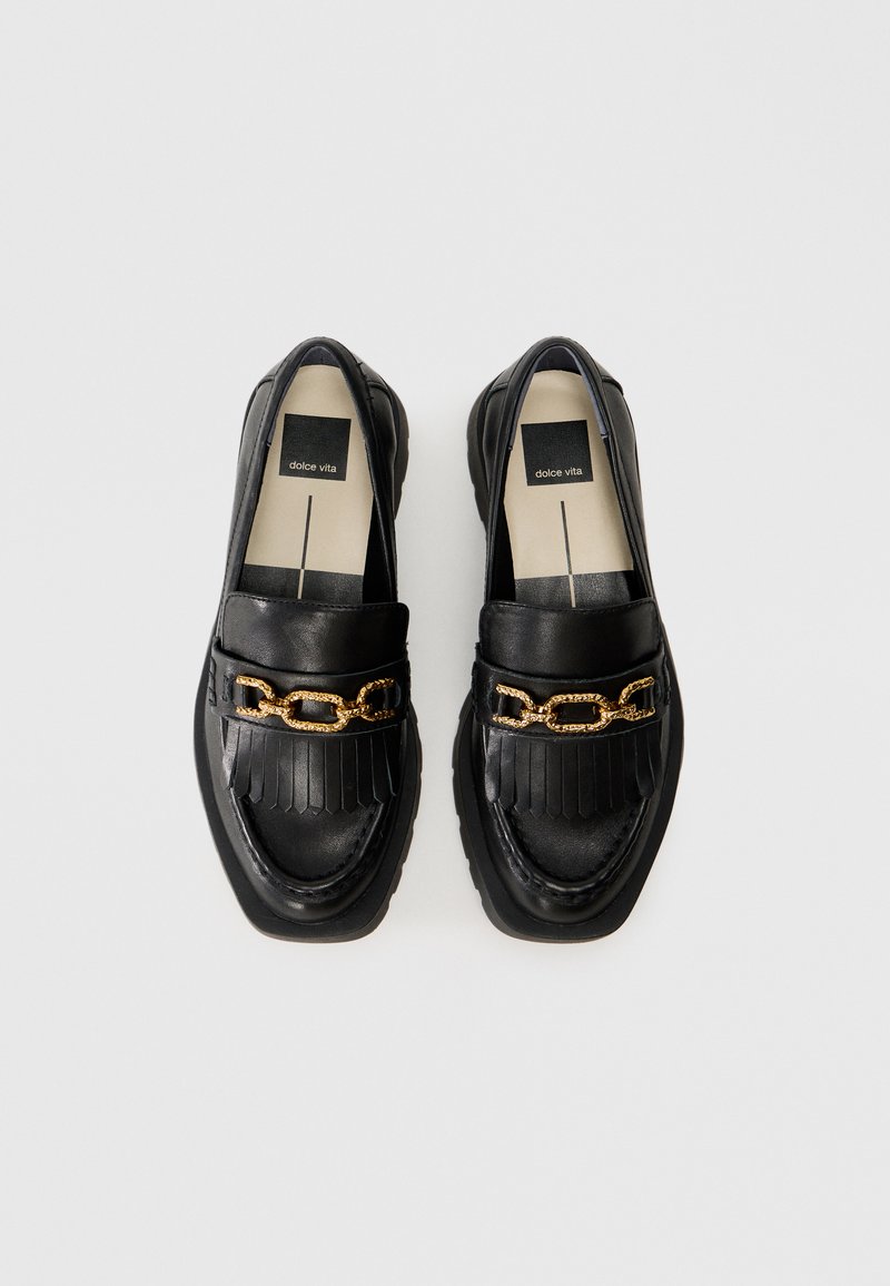 Schwarze Lederloafers mit einem fransenförmigen Design, goldenen Kettenakzenten und dicken Gummisohlen. Das Innere verfügt über eine markierte Einlegesohle.