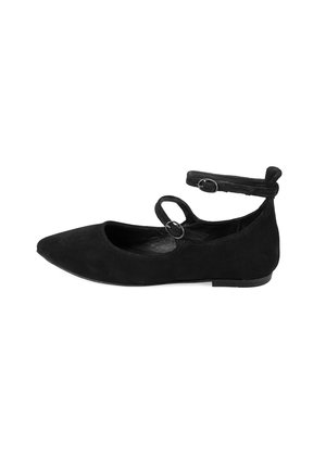 Ballerines en daim noir avec un bout pointu, une sangle au niveau de la cheville avec un double boucle, et une semelle plate. Texture lisse, design simple.