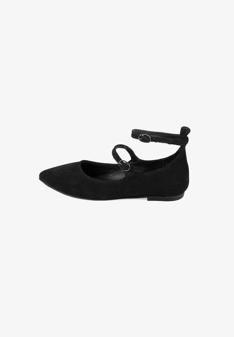 Ballerines en daim noir avec un bout pointu, une sangle au niveau de la cheville avec un double boucle, et une semelle plate. Texture lisse, design simple.