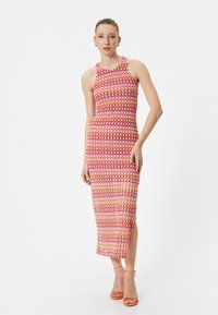 Figurbetontes, ärmelloses Midikleid mit einem bunten geometrischen Muster in Pink, Orange und Gelb. Glatter Stoff mit einem seitlichen Schlitz.