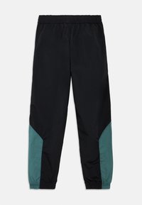 Fekete sportnadrág elasztikus derékrésszel, az alsó oldalakon türkizkék díszítéssel. Könnyű, sima anyagból készült.