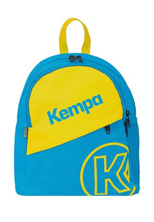 Mochila pequeña con colores amarillo y azul, logo "Kempa" en el bolsillo frontal y una asa amarilla en la parte superior.
