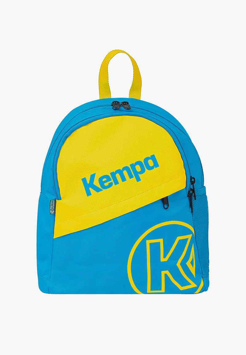 Petit sac à dos aux couleurs jaune et bleu, avec le logo "Kempa" sur la poche avant et une boucle de poignée jaune en haut.