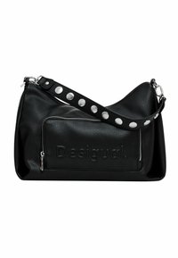 Schwarze Lederhandtasche mit geprägtem "Desigual"-Logo, ausgestattet mit einer Reißverschlusstasche und einem verzierungen Schulterriemen. Weiche Textur und dezent geschwungene Form.