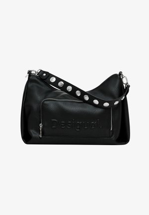 Schwarze Lederhandtasche mit geprägtem "Desigual"-Logo, ausgestattet mit einer Reißverschlusstasche und einem verzierungen Schulterriemen. Weiche Textur und dezent geschwungene Form.