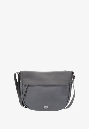 Grijze schoudertas met een gestructureerde flap, een voorzak met rits, een verstelbare schouderband en een klein zilveren logo aan de onderkant van de voorkant.