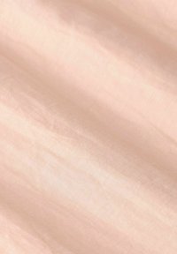 Tissu rose pâle avec une texture douce et lisse et un léger éclat, présentant de douces plis et une apparence légère.