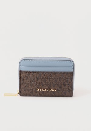 Brun og lyseblå Michael Kors kortholderpung med guldfarvet lynlås og logo på fronten mod hvid baggrund.