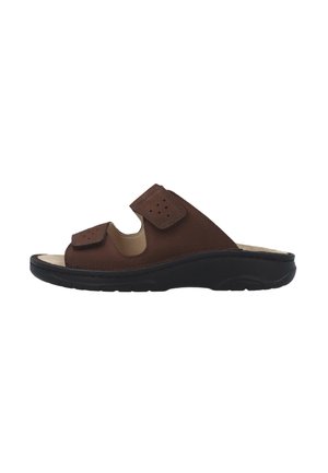 Brun åben tå sandal med to justerbare velcrobånd og en sort polstret sål, vist fra siden på en hvid baggrund.