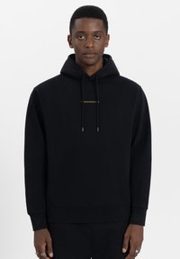 Zwarte hoodie gemaakt van zachte stof, met een minimalistisch ontwerp, een logo aan de voorkant, verstelbare trekkoorden en aansluitende manchetten.