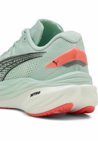 Puma DEVIATE NITRO - Utcai futócipők - peaceful blue glowing red