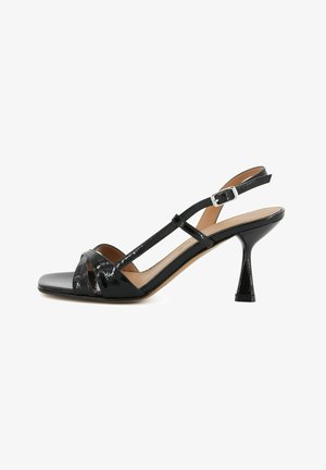 Sandalo slingback in pelle verniciata nera con cinturini incrociati, fibbia regolabile, punta quadrata e tacco medio svasato.