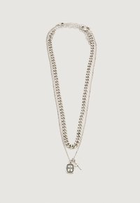 Kaks hõbedast kettkaelakeed, üks paks ja teine õhuke, risti ja suletud ristiga disainitud ripatsitega.