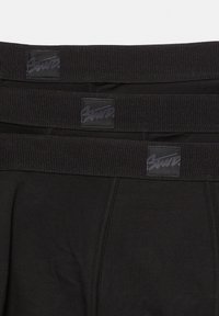 Schwarze Herrenunterwäsche mit weicher Textur, ausgestattet mit einem breiten elastischen Bund und gebrandeten Aufnähern. Einfaches Design, ohne Muster.