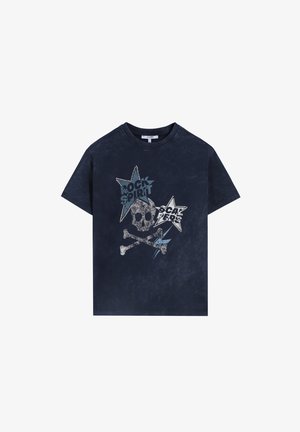 T-shirt bleu marine avec un crâne et des os croisés délavés, deux étoiles, et les textes "ROCK SPIRIT" et "SCALPERS" sur le devant.