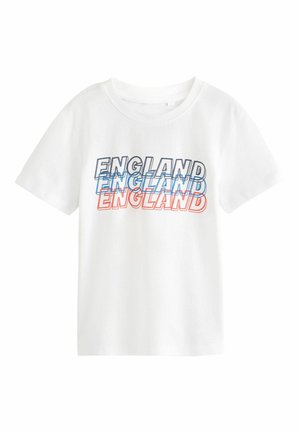 Hvid T-shirt med korte ærmer med ordet "ENGLAND" trykt tre gange i overlappende sorte, blå og røde omridsbogstaver på fronten.