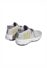 Scarpe da ginnastica grigie con una tomaia in rete traspirante, strisce gialle di accento e dettagli perforati sul lato, con una suola testurizzata.