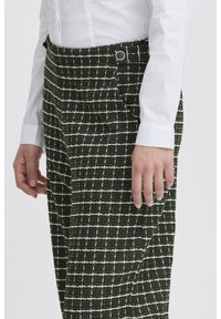 ICHI KATE CLOULE  - Kelnės - rifle green check
