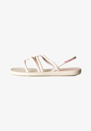 Chanclas de goma de color rosa claro con tres correas texturizadas, suela acolchada y un patrón elevado en la plantilla. Presenta un acento del logo en rosa.