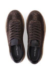 Braune Wildleder-Sneaker mit einer strukturierten Oberfläche, braunen Schnürsenkeln und einer Gummisohle. Hervorstechend durch die Mischung von Materialien und kontrastierenden Akzenten.