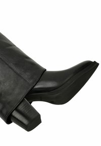 Czarny skórzany botek za kostkę o eleganckim designie, z ostro zakończonym noskiem i obcasem na słupku. Powierzchnia ma gładką fakturę i delikatne przeszycia.