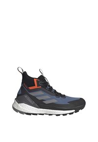 Wysokie buty outdoorowe z mieszanką niebieskich, czarnych i szarych materiałów, z teksturowaną cholewką, gumową podeszwą i metalicznymi akcentami.
