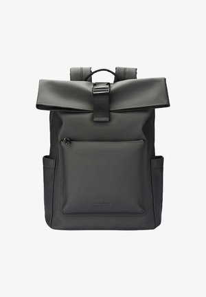 Zaino nero con chiusura a rotolo, tasca frontale con zip, tasche laterali, spallacci imbottiti e chiusura con fibbia.