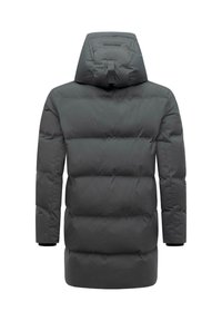 Chaqueta de plumas gris con un alto cuello y capucha. Presenta secciones acolchadas horizontales, puños elásticos y una textura suave y mate.