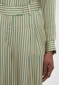 MILLE CARA PANT - Bukse - almond/green