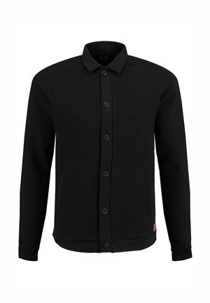 Camisa negra de manga larga con botones, de tela texturizada, que cuenta con un cuello, cinco botones y bolsillos laterales. Diseño simple y funcional.
