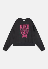 Sudadera corta negra de algodón, con un gran logo de Nike en color rosa que incluye "1972" y "Oregon" dentro de un diseño de escudo.