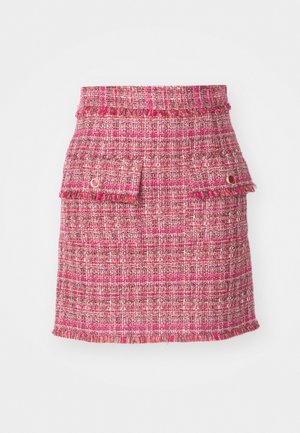Rosa tweed skjørt med teksturert vev, to frontlommer med frynsete kanter og en subtil metallisk detalj.