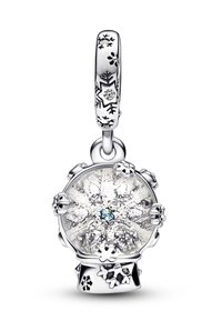 Čar zimska kroglica iz srebra z zapletenimi vzorci snežink, ki vključuje prozoren srednji del in modri kamenček. Gladka polirana površina.