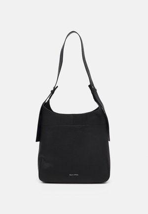 Sac à épaule en cuir noir avec une texture lisse, une forme arrondie et une seule bandoulière ajustable. Présente une marque discrète en bas.